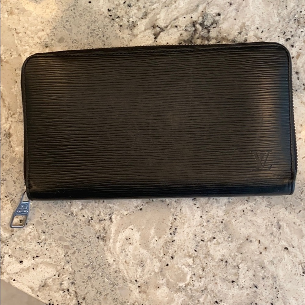 Louis Vuitton zippy wallet